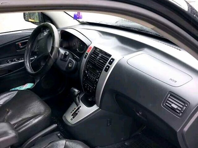 Черный Хендай Туксон, объемом двигателя 2 л и пробегом 193 тыс. км за 8000 $, фото 2 на Automoto.ua