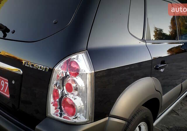 Черный Хендай Туксон, объемом двигателя 2 л и пробегом 230 тыс. км за 8600 $, фото 66 на Automoto.ua