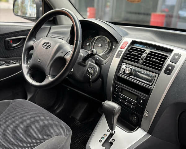 Черный Хендай Туксон, объемом двигателя 2 л и пробегом 327 тыс. км за 7850 $, фото 14 на Automoto.ua