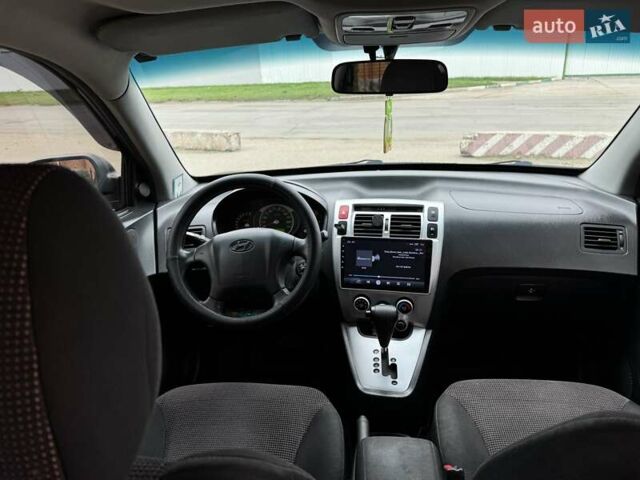 Черный Хендай Туксон, объемом двигателя 2 л и пробегом 240 тыс. км за 7499 $, фото 6 на Automoto.ua