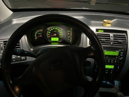 Черный Хендай Туксон, объемом двигателя 2 л и пробегом 305 тыс. км за 8000 $, фото 7 на Automoto.ua