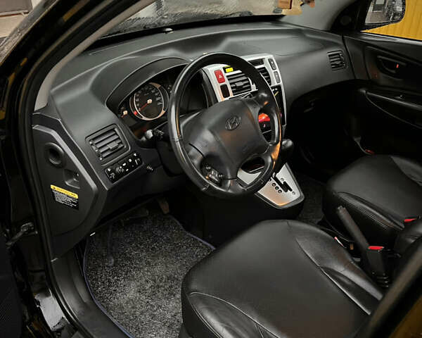 Черный Хендай Туксон, объемом двигателя 2 л и пробегом 151 тыс. км за 9100 $, фото 10 на Automoto.ua