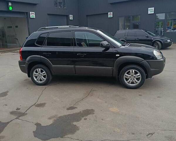 Черный Хендай Туксон, объемом двигателя 2 л и пробегом 255 тыс. км за 8400 $, фото 3 на Automoto.ua