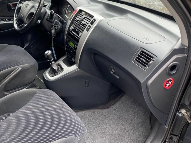 Черный Хендай Туксон, объемом двигателя 2 л и пробегом 330 тыс. км за 4350 $, фото 18 на Automoto.ua