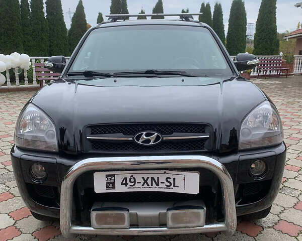 Черный Хендай Туксон, объемом двигателя 2 л и пробегом 219 тыс. км за 8600 $, фото 1 на Automoto.ua