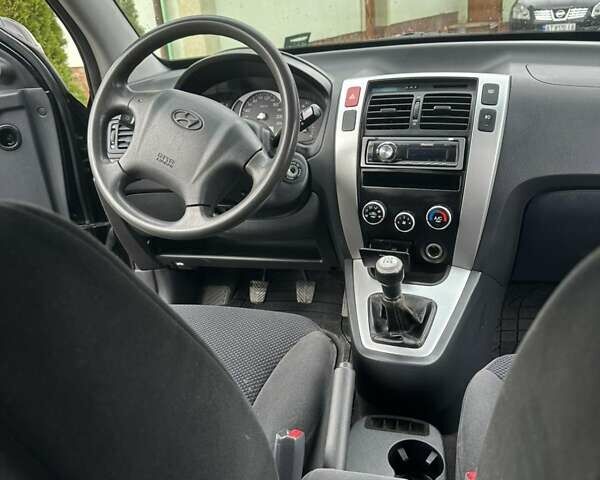 Черный Хендай Туксон, объемом двигателя 2 л и пробегом 218 тыс. км за 7600 $, фото 12 на Automoto.ua