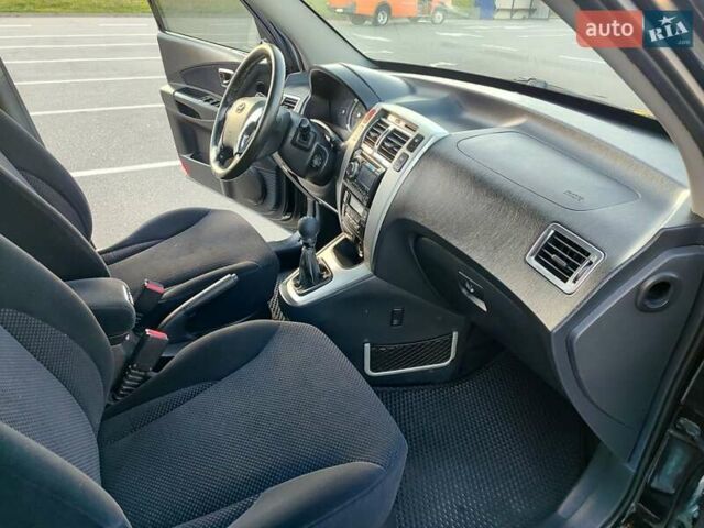 Черный Хендай Туксон, объемом двигателя 2 л и пробегом 280 тыс. км за 6700 $, фото 15 на Automoto.ua