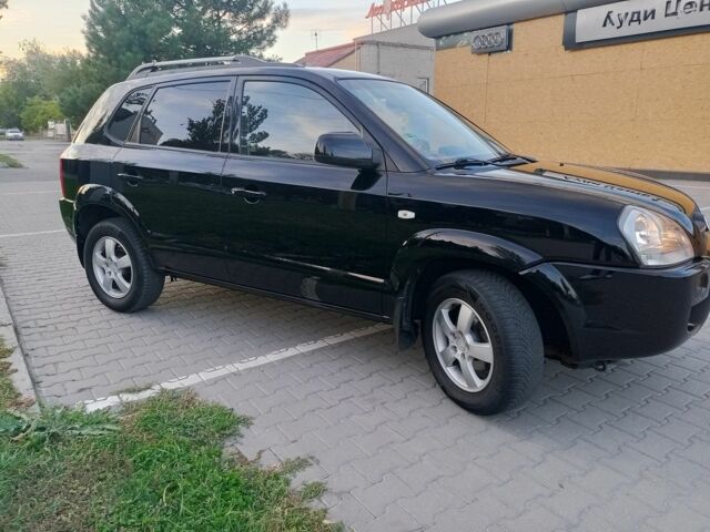 Черный Хендай Туксон, объемом двигателя 2 л и пробегом 192 тыс. км за 7950 $, фото 2 на Automoto.ua