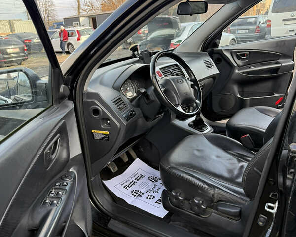 Черный Хендай Туксон, объемом двигателя 1.98 л и пробегом 230 тыс. км за 7750 $, фото 11 на Automoto.ua