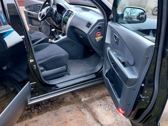 Черный Хендай Туксон, объемом двигателя 2 л и пробегом 272 тыс. км за 7500 $, фото 9 на Automoto.ua