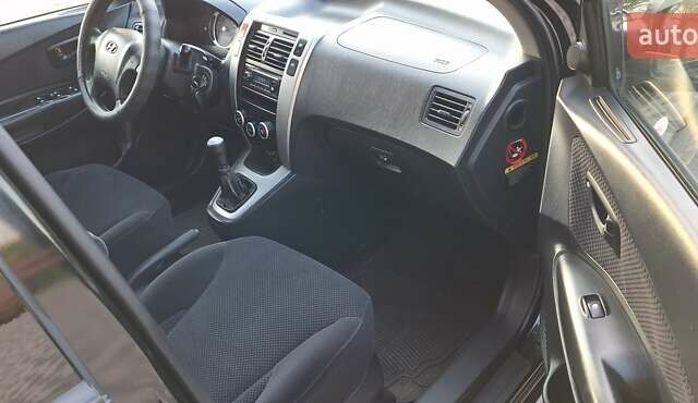 Черный Хендай Туксон, объемом двигателя 2 л и пробегом 190 тыс. км за 8150 $, фото 28 на Automoto.ua