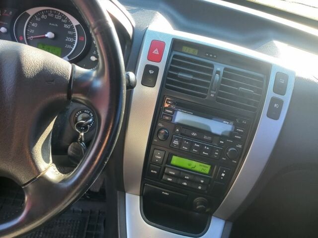 Черный Хендай Туксон, объемом двигателя 2 л и пробегом 227 тыс. км за 7300 $, фото 5 на Automoto.ua