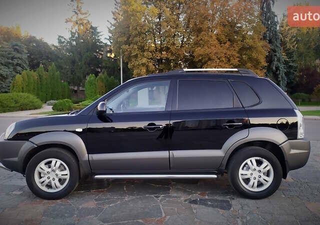 Черный Хендай Туксон, объемом двигателя 2 л и пробегом 230 тыс. км за 8600 $, фото 100 на Automoto.ua