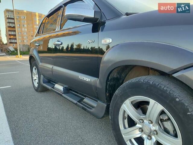Черный Хендай Туксон, объемом двигателя 2 л и пробегом 280 тыс. км за 6700 $, фото 8 на Automoto.ua