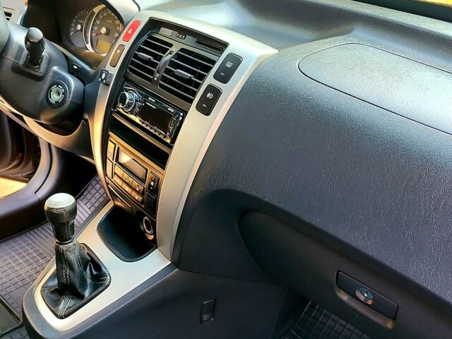 Черный Хендай Туксон, объемом двигателя 2 л и пробегом 270 тыс. км за 7800 $, фото 5 на Automoto.ua