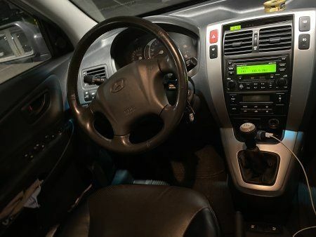 Черный Хендай Туксон, объемом двигателя 2 л и пробегом 305 тыс. км за 8000 $, фото 5 на Automoto.ua