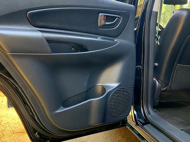 Черный Хендай Туксон, объемом двигателя 2 л и пробегом 270 тыс. км за 7800 $, фото 12 на Automoto.ua