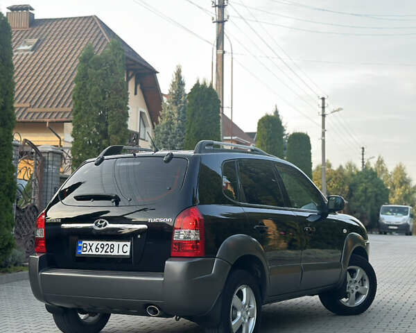 Черный Хендай Туксон, объемом двигателя 2 л и пробегом 199 тыс. км за 7999 $, фото 4 на Automoto.ua