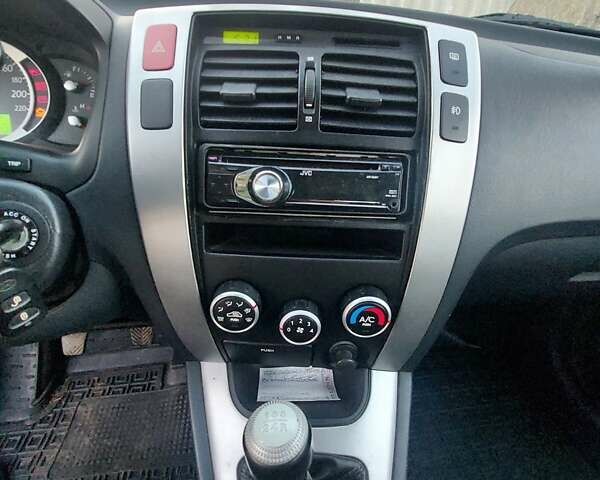 Черный Хендай Туксон, объемом двигателя 1.98 л и пробегом 200 тыс. км за 7100 $, фото 11 на Automoto.ua