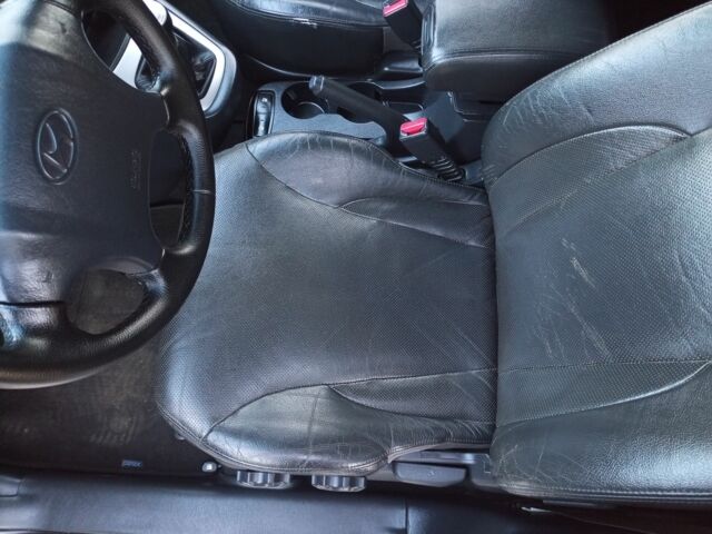 Черный Хендай Туксон, объемом двигателя 2 л и пробегом 192 тыс. км за 7950 $, фото 18 на Automoto.ua