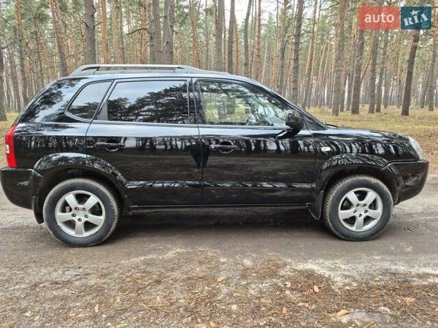 Черный Хендай Туксон, объемом двигателя 2 л и пробегом 198 тыс. км за 7800 $, фото 4 на Automoto.ua