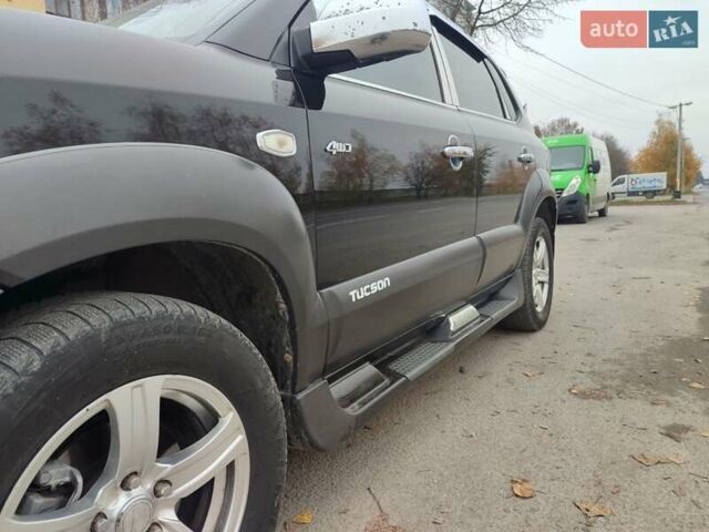 Черный Хендай Туксон, объемом двигателя 2 л и пробегом 270 тыс. км за 6800 $, фото 6 на Automoto.ua
