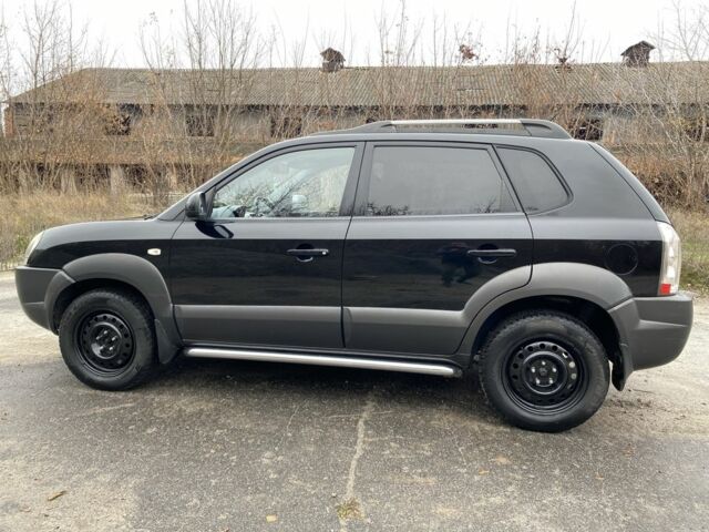 Черный Хендай Туксон, объемом двигателя 2 л и пробегом 330 тыс. км за 4350 $, фото 4 на Automoto.ua