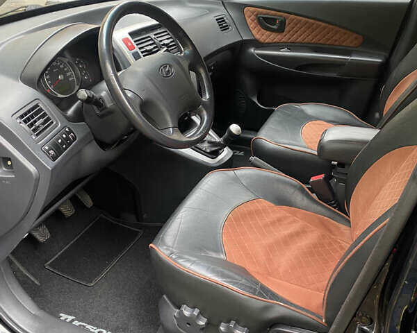 Черный Хендай Туксон, объемом двигателя 2 л и пробегом 178 тыс. км за 7860 $, фото 17 на Automoto.ua