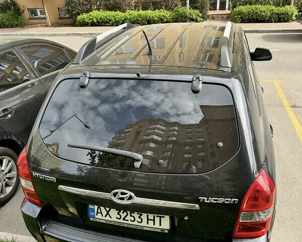 Черный Хендай Туксон, объемом двигателя 1.98 л и пробегом 273 тыс. км за 6100 $, фото 3 на Automoto.ua