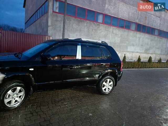 Чорний Хендай Туксон, об'ємом двигуна 2 л та пробігом 204 тис. км за 8000 $, фото 1 на Automoto.ua
