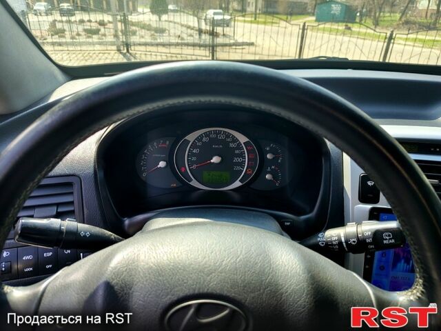 Чорний Хендай Туксон, об'ємом двигуна 2 л та пробігом 350 тис. км за 7500 $, фото 9 на Automoto.ua