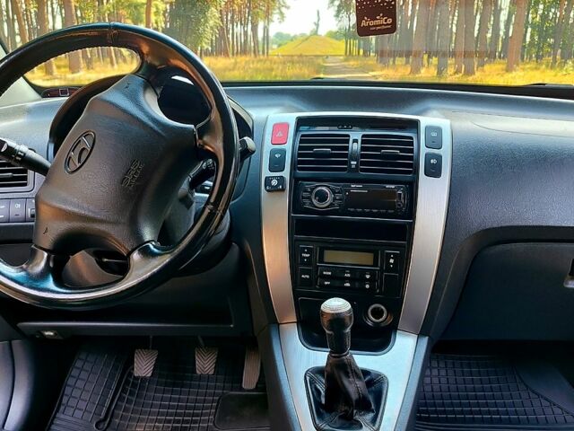 Черный Хендай Туксон, объемом двигателя 2 л и пробегом 270 тыс. км за 7800 $, фото 4 на Automoto.ua