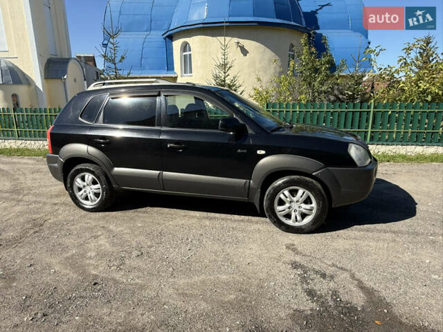 Черный Хендай Туксон, объемом двигателя 2 л и пробегом 294 тыс. км за 7500 $, фото 1 на Automoto.ua