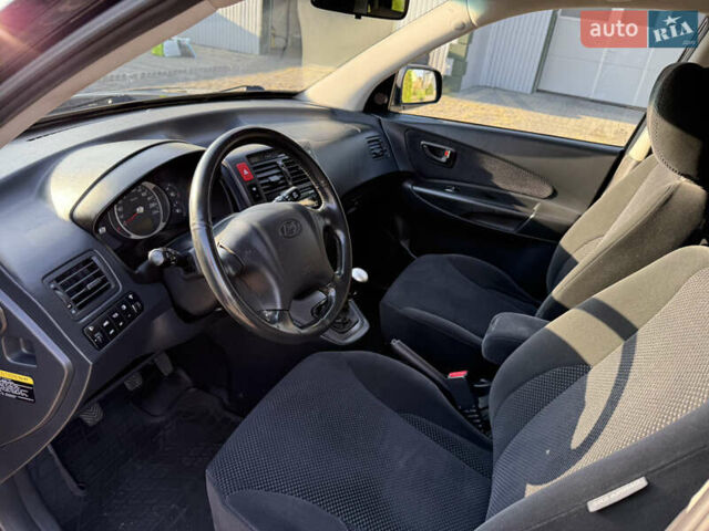 Черный Хендай Туксон, объемом двигателя 2 л и пробегом 270 тыс. км за 8200 $, фото 5 на Automoto.ua