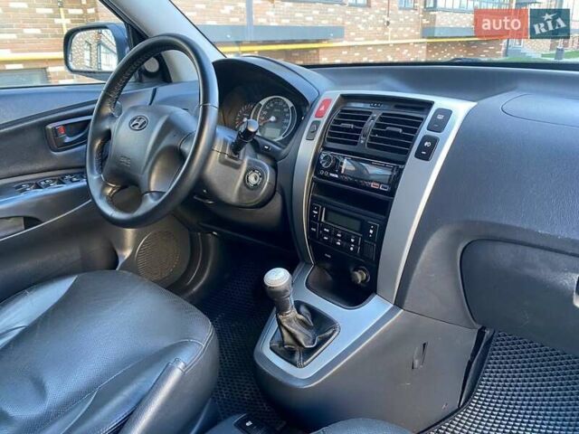 Черный Хендай Туксон, объемом двигателя 1.98 л и пробегом 286 тыс. км за 7300 $, фото 13 на Automoto.ua