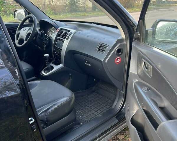 Черный Хендай Туксон, объемом двигателя 1.99 л и пробегом 302 тыс. км за 6900 $, фото 1 на Automoto.ua