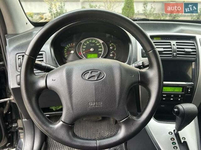 Черный Хендай Туксон, объемом двигателя 1.98 л и пробегом 147 тыс. км за 8000 $, фото 31 на Automoto.ua