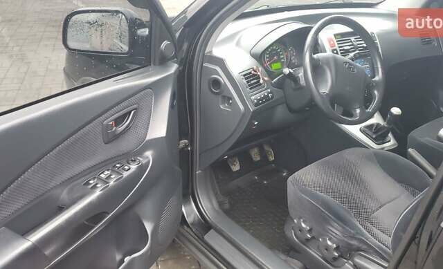 Чорний Хендай Туксон, об'ємом двигуна 1.98 л та пробігом 172 тис. км за 9300 $, фото 8 на Automoto.ua