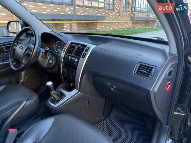 Черный Хендай Туксон, объемом двигателя 1.98 л и пробегом 286 тыс. км за 7300 $, фото 16 на Automoto.ua