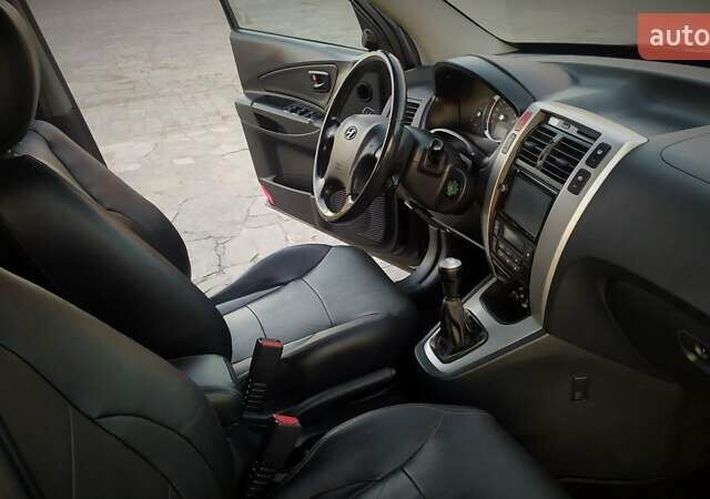 Черный Хендай Туксон, объемом двигателя 2 л и пробегом 230 тыс. км за 8600 $, фото 153 на Automoto.ua