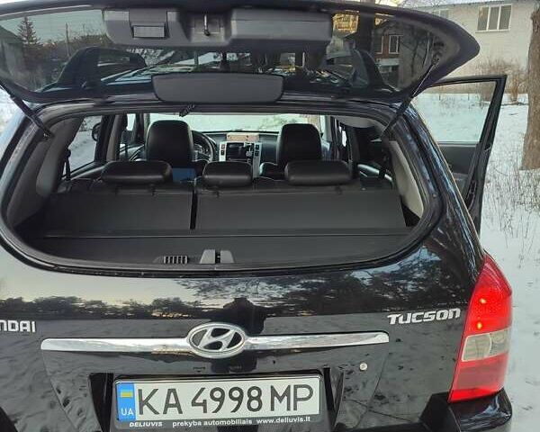 Черный Хендай Туксон, объемом двигателя 1.98 л и пробегом 335 тыс. км за 7800 $, фото 11 на Automoto.ua