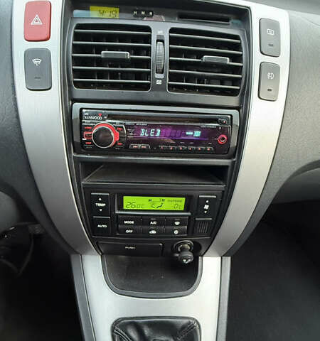 Черный Хендай Туксон, объемом двигателя 1.98 л и пробегом 159 тыс. км за 7600 $, фото 29 на Automoto.ua