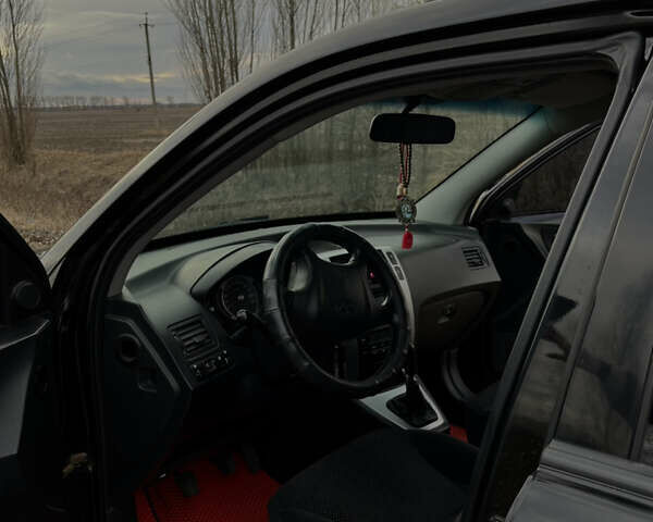Черный Хендай Туксон, объемом двигателя 2 л и пробегом 300 тыс. км за 7500 $, фото 4 на Automoto.ua