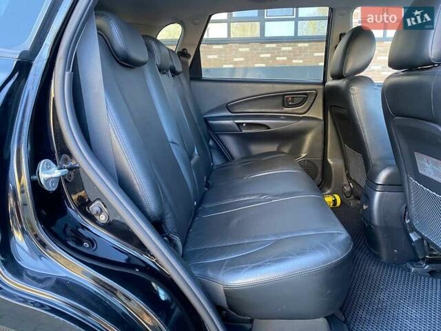 Черный Хендай Туксон, объемом двигателя 1.98 л и пробегом 286 тыс. км за 7300 $, фото 25 на Automoto.ua
