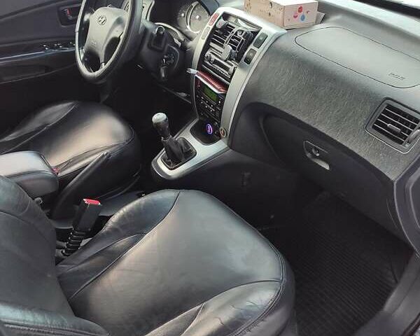 Черный Хендай Туксон, объемом двигателя 1.98 л и пробегом 335 тыс. км за 7800 $, фото 13 на Automoto.ua