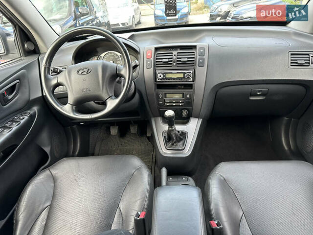 Чорний Хендай Туксон, об'ємом двигуна 2 л та пробігом 180 тис. км за 7999 $, фото 11 на Automoto.ua