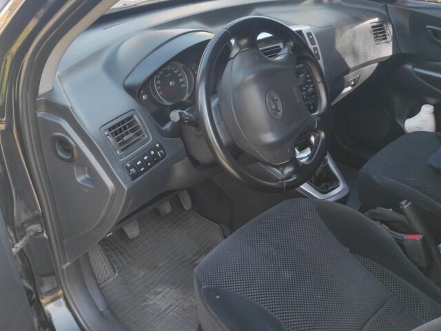 Черный Хендай Туксон, объемом двигателя 2 л и пробегом 262 тыс. км за 7800 $, фото 5 на Automoto.ua