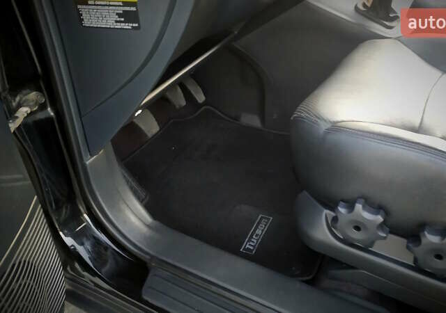 Черный Хендай Туксон, объемом двигателя 2 л и пробегом 230 тыс. км за 8600 $, фото 148 на Automoto.ua