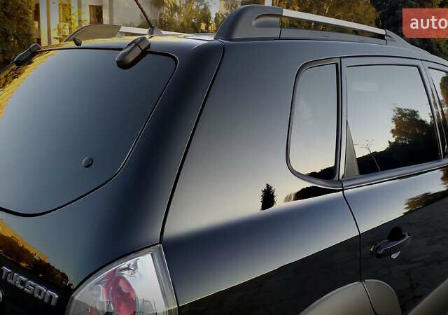 Черный Хендай Туксон, объемом двигателя 2 л и пробегом 230 тыс. км за 8600 $, фото 62 на Automoto.ua