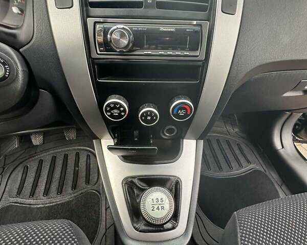 Черный Хендай Туксон, объемом двигателя 2 л и пробегом 218 тыс. км за 7600 $, фото 27 на Automoto.ua